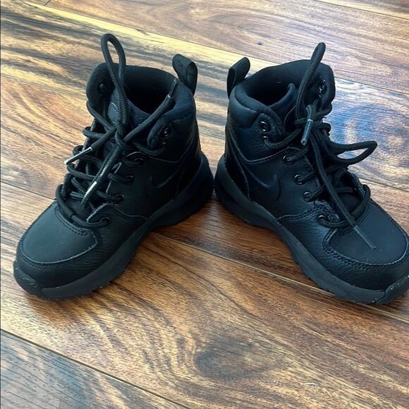 Nike Manoa Kids Black Boots - Picture 5 of 6